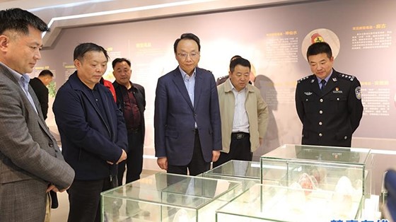 市委常委、政法委書記楊健蒞臨縣禁毒教育基地參觀指導(dǎo)